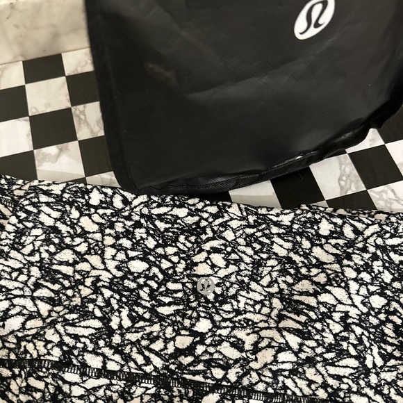 LULULEMON Align Crop 23" Venture Floral Alpine White Black size 8 LIKE NEW - Picture 6 of 11